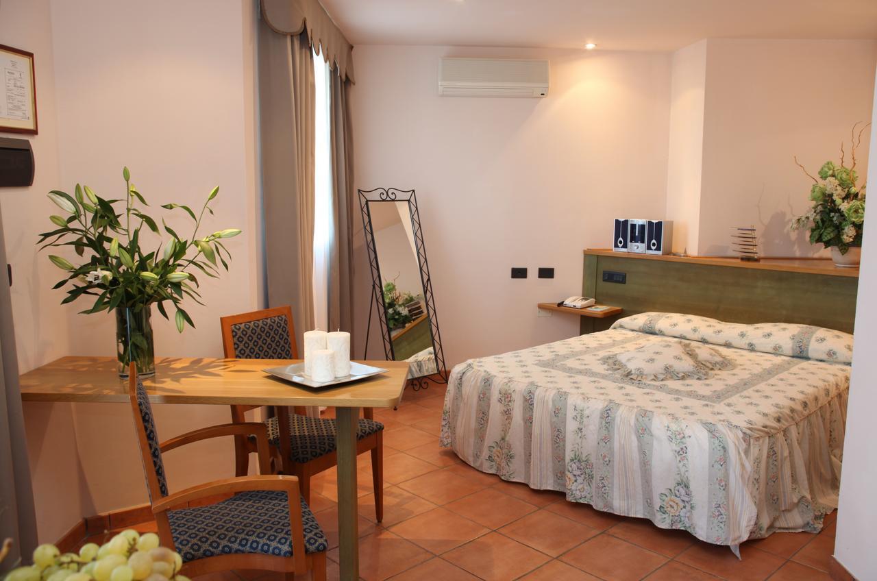 Hotel Plaza Llido Degli Estensi Eksteriør billede